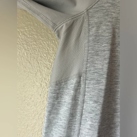 LULULEMON Clip In Long Sleeve - Picture 4 of 9
